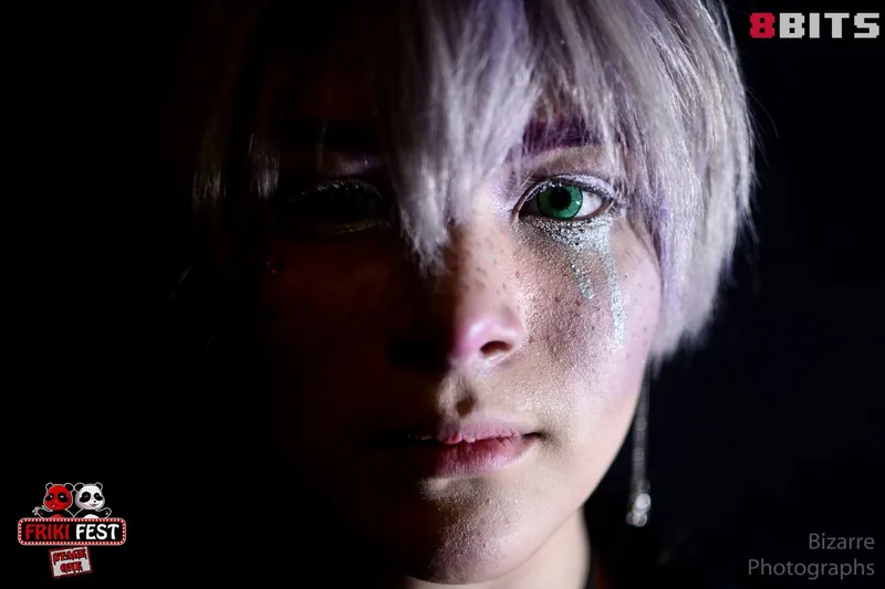 Retrato con brillos en la cara y luz tenue en el Friki Fest