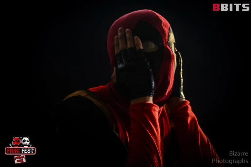 Cosplay de Deadpool tapándose la cara en el Friki Fest