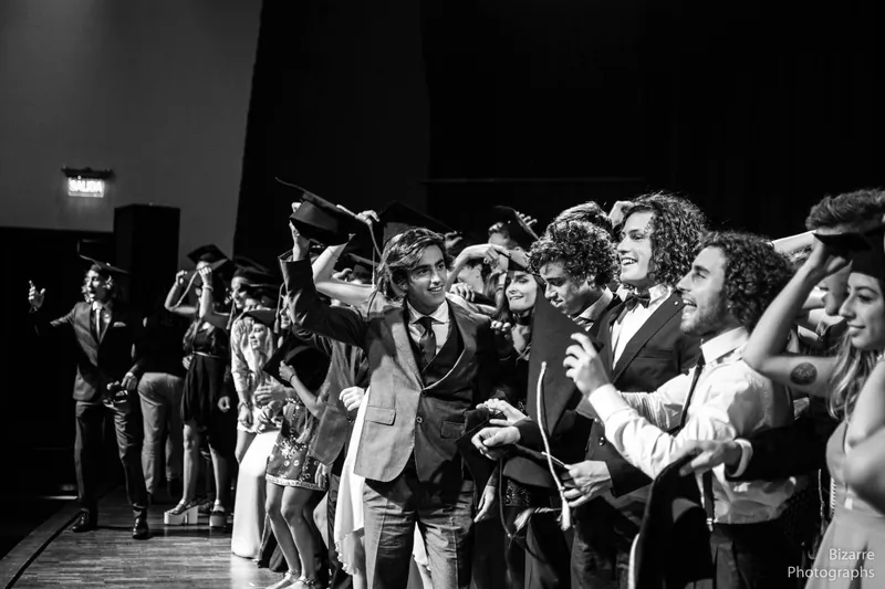 Jóvenes celebrando en una fiesta de graduación, en blanco y negro