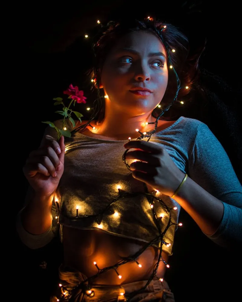 Retrato de Fer Salto con luces de guirnalda y una rosa